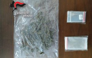 63 grammi di erba nel vano dell’autoradio: arrestato 35enne