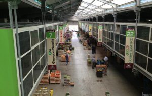 Furibonda lite al mercato ortofrutticolo: denunciate tre persone