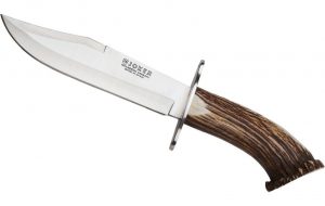 Ha un coltello di 35 cm nel portaoggetti dell’auto: denunciato