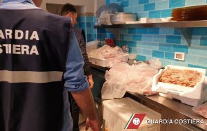 Pesce non tracciato in ristorante rinomato: sequestro della Guardia Costiera