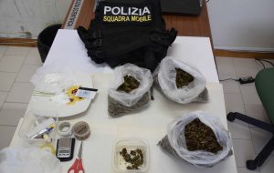 In casa 25 grammi di coca e 600 di erba: 45enne passa dai domiciliari al carcere