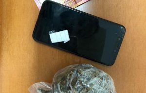Tenta di evitare controllo: in auto 100 grammi di erba e uno di coca