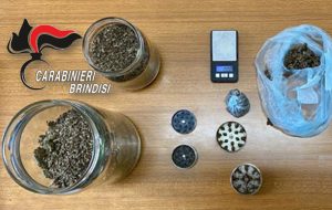 Sorpreso in casa con oltre 300 grammi di erba: arrestato
