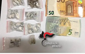 Nasconde in casa 40 grammi di hashish e 0,4 grammi di marijuana: arrestato