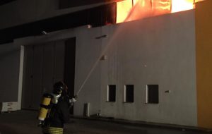 Fiamme in un capannone della zona industriale: i Vigili del Fuoco evitano gravi conseguenze