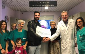 Organizza torneo di calcio per beneficenza, un 21enne dona il ricavato al reparto Neonatologia dell’ospedale Perrino