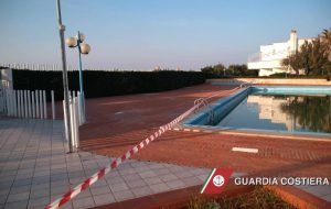 Sigilli alle piscine di un villaggio residenziale a Villanova di Ostuni