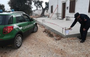Lavori abusivi per ampliare l’abitazione in campagna: denunciato il proprietario