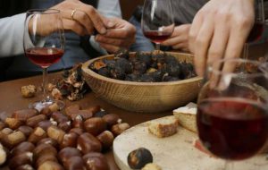 Domenica 24 la Compagnia Teatrale Brundisium porta in scena “San Martino, castagne, corn….uli e vino”