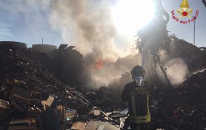 Vasto incendio alla Fer Metal Sud: Vigili del Fuoco a lavoro fino al mattino