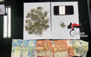 Beccato mentre spaccia droga ad un minore: in tasca aveva altri 30 grammi di erba
