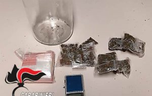 Trovato con la droga in casa, si scaglia contro i Carabinieri: arrestato