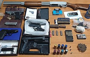 In casa una pistola, munizioni e 73 grami di marijuana