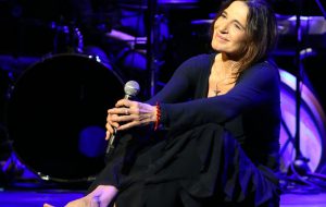 Lunedì 9 Lina Sastri in scena al Teatro Italia con “Appunti di viaggio – biografia in musica