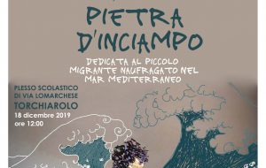 Torchiarolo è memoria: una “pietra d’inciampo” dedicata al piccolo migrante morto nel Mar Mediterraneo.