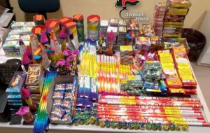 Mette in vendita 5 Kg. di fuochi d’artificio senza autorizzazione: denunciata negoziante cinese