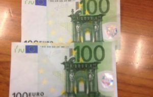 Pagano merce con banconote false: arrestati due giovani