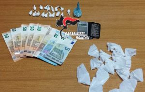 In auto e nel giubbino aveva 21 grammi di cocaina: arrestato