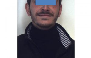 Nasconde in una botola marijuana, cocaina e cartucce: arrestato 25enne