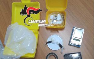 Due arresti a Mesagne per cocaina, minore scoperto a vendere hashish a Francavilla