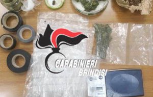 In casa fumo, erba e bilancino di precisione: arrestato 53enne