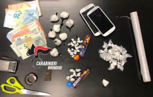 Addosso 20 grammi di hashish, a casa 60 di cocaina: arrestato 35enne