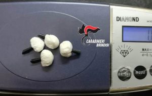 Nella BMW con 2 grammi di cocaina e 13 di marijuana: arrestato 20enne