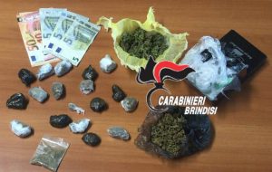 Fermato nei pressi della scuola con tre grammi di erba: a casa aveva altra droga
