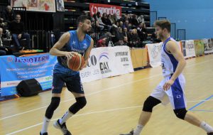 Una Dinamo in emergenza si arrende alla seconda in classifica dopo una gara in equilibrio per 35 minuti
