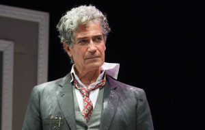 Il berretto a sonagli: Gianfranco Jannuzzo al Nuovo Teatro Verdi di Brindisi