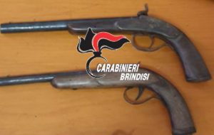 In casa due pistole illegali ed altra refurtiva: arrestato 52enne