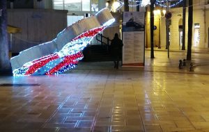 Allerta Meteo: Confermate la discesa della Befana e la Notte Bianca dei Bambini. Il forte vento fa cadere l’installazione di Babbo Natale, pronta la messa in sicurezza