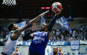 La Happy Casa Brindisi batte Cantù all’overtime: Banks strepitoso, Thompson sigla la bomba della vittoria