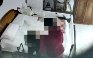Badante rumana picchia e umilia ultranovantenne: il video
