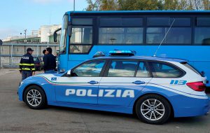La PolStrada di Brindisi controlla autobus e mezzi pesanti: tante sanzioni