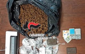 In auto con quattro Kg di erba ed uno di hashish: 29enne in galera