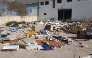 Discarica di rifiuti pericolosi nel piazzale di un capannone: denunciato amministratore