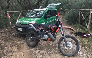 Motocross abusivo nel bosco di Cerano: intervengono i Carabinieri Forestali