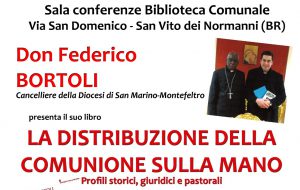 La distribuzione della Comunione sulla mano: Don Bortoli a San Vito dei Normanni