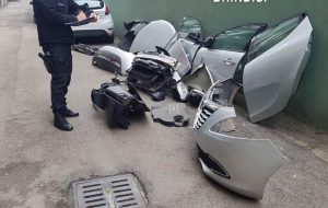 Sorpreso con 10 pezzi di ricambio e 103 parti meccaniche di auto, denunciato per ricettazione