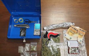 Beccati con erba e fumo: arrestati padre e figlio