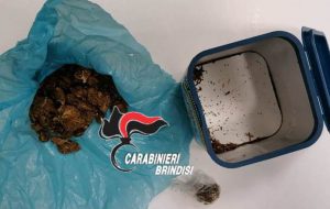 Nasconde marjuana in bocca per eludere il controllo dei Carabinieri