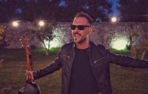 La musica al tempo del Coronavirus: il brindisino Dario Spagnolo canta “Andrà Tutto Bene”