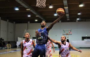 La Dinamo si spegne sul più bello dopo 30 minuti di dominio: Bari vince in volata