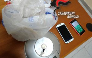 Nasconde 5 grammi di cocaina nella macchinetta del caffè: arrestato commerciante