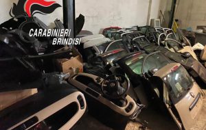 In un capannone 411 parti meccaniche e di carrozzeria di autovetture: denunciato