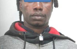 Tenta la fuga per sottrarsi al controllo; arrestato