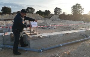 Casa con piscina fra gli ulivi senza autorizzazione: intervengono i Forestali