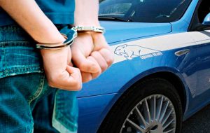 Palpeggia donna in lavanderia del centro. Lei chiama la Polizia e lo fa arrestare