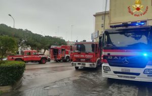 Un incendio distrugge l’archivio del Di Summa: pompieri in azione